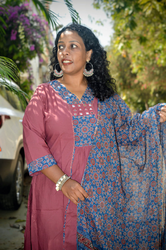 Neelis 's Elegant ajrakh Mauve & Indigo 3-Piece Kurti Set(K03AJ07OP)