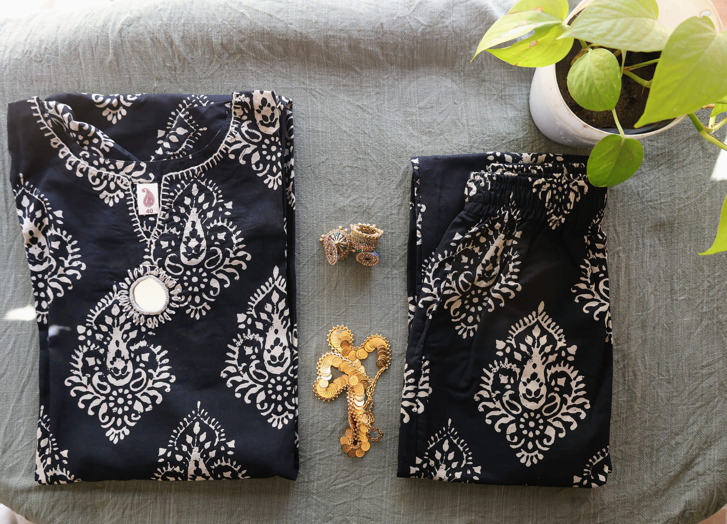 Neeli's classic versatile white paisley jaipur block printed kurti set (K02BP01BL)